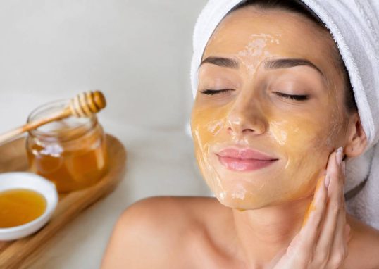 21 bienfaits du miel sur le visage : les secrets d’une peau éclatante