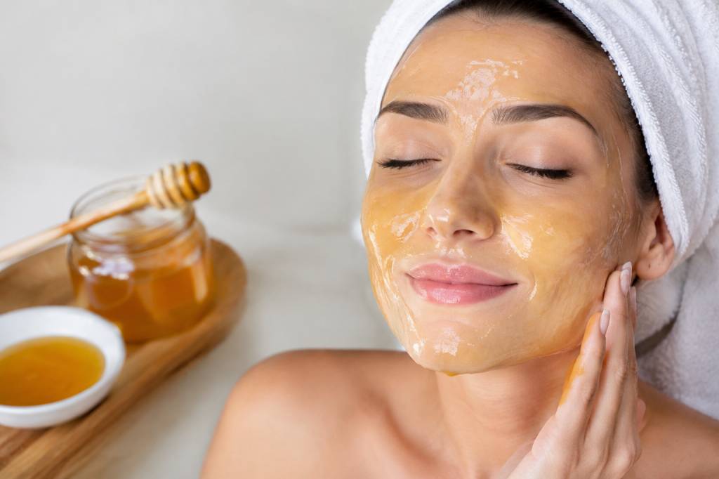 21 bienfaits du miel sur le visage : les secrets d’une peau éclatante