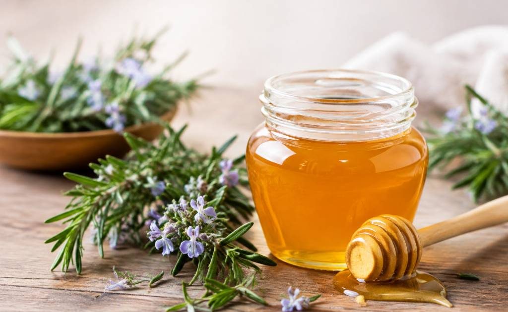 Bienfaits du miel de romarin : ses atouts pour la santé et le bien-être