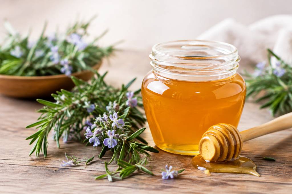 Bienfaits du miel de romarin : ses atouts pour la santé et le bien-être