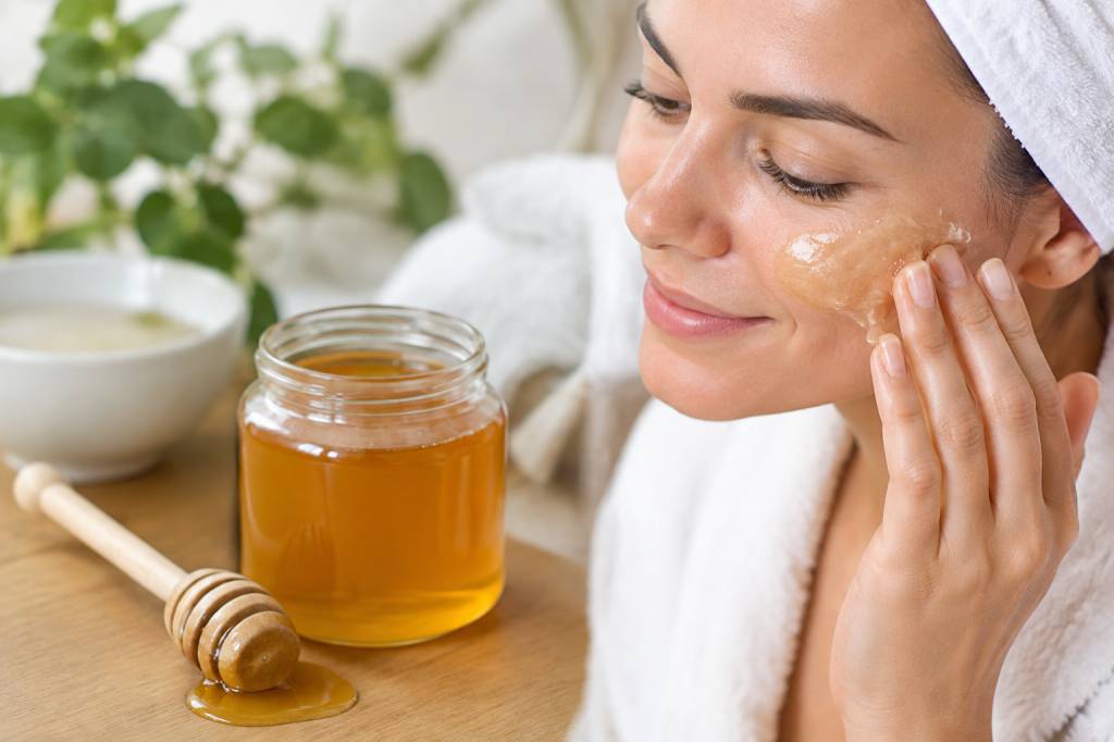 Miel et peau : bienfaits et précautions d’utilisation du miel pour la peau